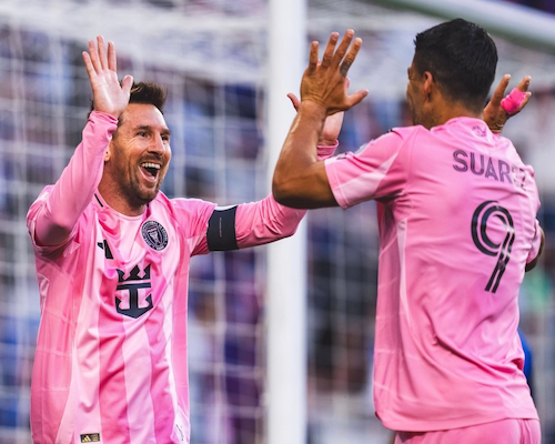 Lionel Messi y Luis Suárez chocan las manos durante el partido entre Inter Miami y Cincinnati por la MLS