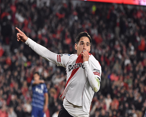 Lucas Martínez Quarta besando el escudo de la camiseta de River Plate durante el partido ante Gimnasia La Plata