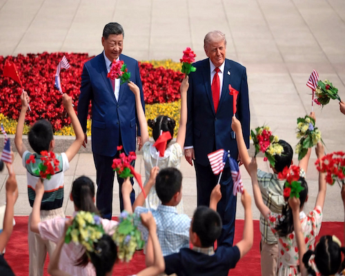 Donald Trump y Xi Jinping saludan a un grupo de niños con banderas de Estados Unidos y China durante una ceremonia oficial en Pekín