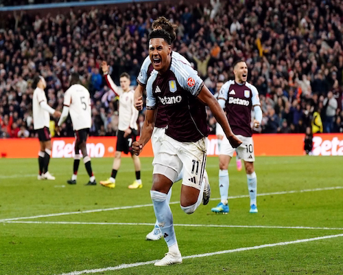 Ollie Watkins celebra con euforia uno de sus goles en la victoria de Aston Villa ante Liverpool