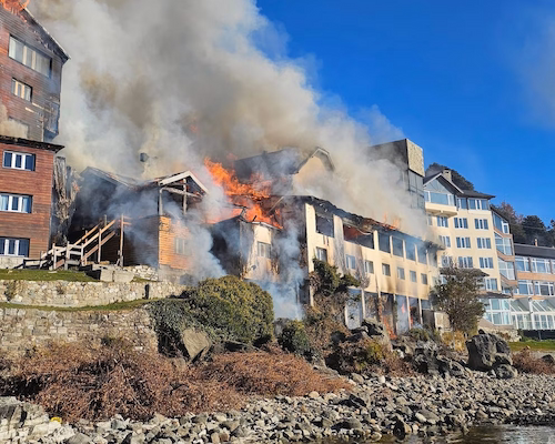 Incendio en el hotel Huemul de Bariloche con grandes llamas y una densa columna de humo