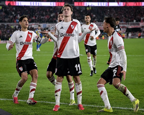Facundo Colidio celebra su gol de penal junto a sus compañeros en la semifinal entre River Plate y Rosario Central