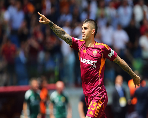 Gianluca Mancini celebrando uno de sus goles en el clásico entre Roma y Lazio por la Serie A