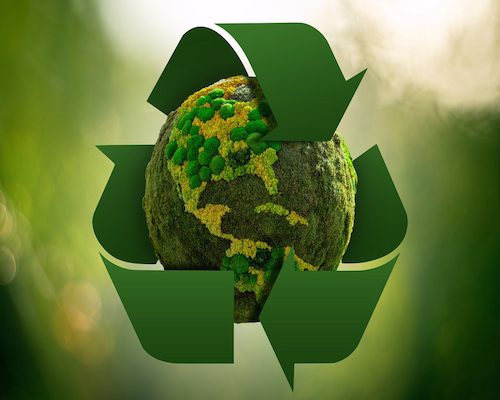 Símbolo de reciclaje rodeando un planeta cubierto de vegetación en representación del cuidado ambiental
