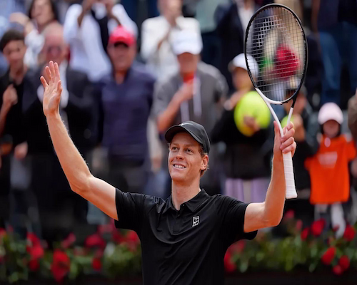 Jannik Sinner celebra con los brazos en alto tras ganar la final del Masters 1000 de Roma