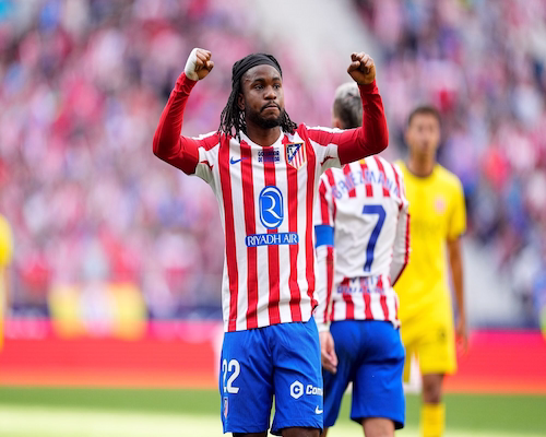 Ademola Lookman celebra su gol para Atlético Madrid con los puños en alto durante el partido ante Girona