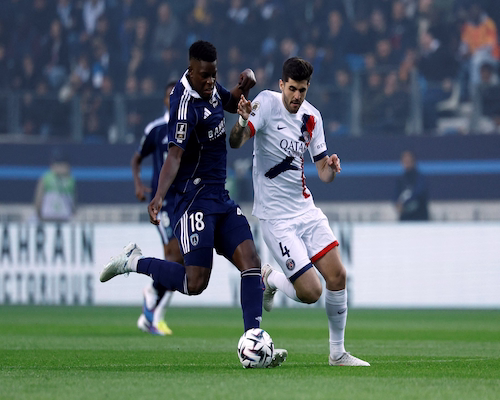Un jugador de Paris FC disputa la pelota ante un futbolista de PSG durante el partido por la Ligue 1