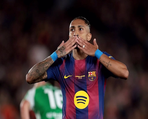 Raphinha celebra uno de sus goles con Barcelona enviando besos con ambas manos hacia la tribuna