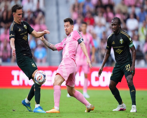 Lionel Messi disputa el balón con un jugador de Portland Timbers durante el partido entre Inter Miami y Portland Timbers por la MLS 2026