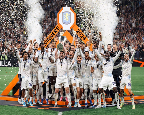 Jugadores de Aston Villa celebrando con el trofeo de la UEFA Europa League tras vencer al Friburgo en la final