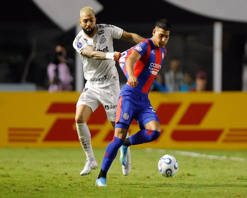 Gabriel Barbosa disputa la pelota con Ezequiel Herrera durante el partido entre Santos y San Lorenzo por la Copa Sudamericana
