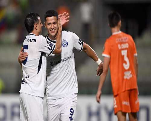 Alex Arce celebra uno de sus goles junto a un compañero de Independiente Rivadavia durante el partido ante Deportivo La Guaira por la Copa Libertadores