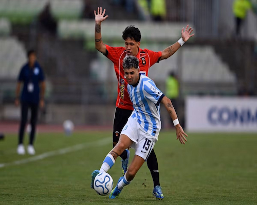 Gastón Martirena controla el balón ante la marca de un defensor de Caracas durante el partido de la Copa Sudamericana