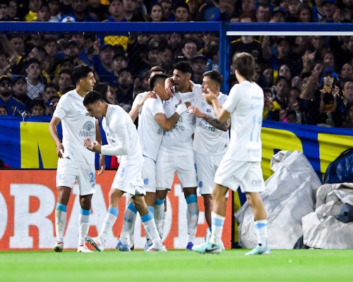 Jugadores de Belgrano festejan uno de los goles ante Boca en La Bombonera.