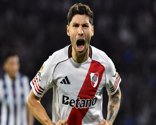 Jugador de River Plate gritando un gol durante el partido ante Talleres en Córdoba.