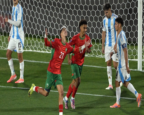 Jugadores de Marruecos celebran un gol ante Argentina en la final del Mundial Sub 20 de Chile 2025.