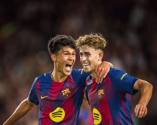 Fermín y Dro Fernández celebran uno de los goles del Barcelona ante Olympiacos.