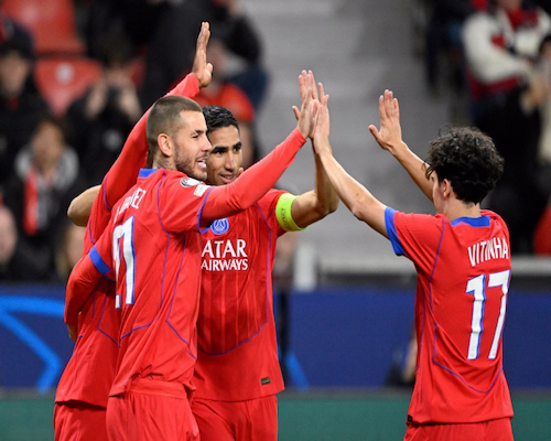 Jugadores del PSG celebran uno de los siete goles ante Bayer Leverkusen en la Champions League.