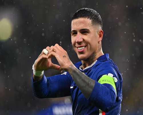 Enzo Fernández celebra su gol haciendo un corazón con las manos.