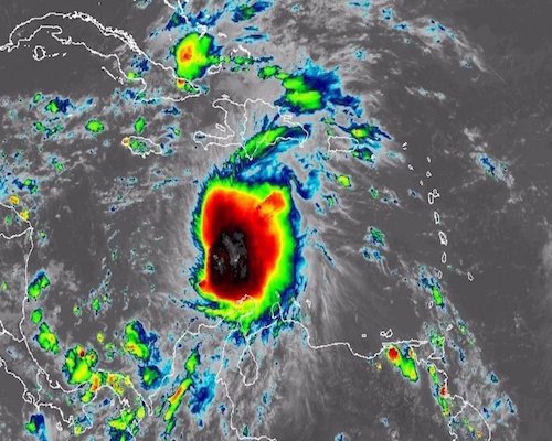 Imagen satelital de la tormenta tropical Melissa en el mar Caribe el 22 de octubre de 2025.