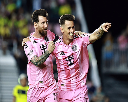 Messi se abraza con Tadeo Allende.