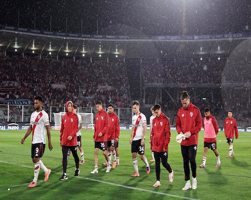 Los jugadores de River se marchan cabizbajos tras la derrota ante Independiente Rivadavia.