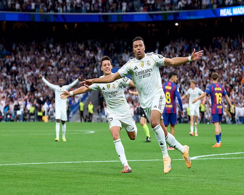 Kilyan Mbappé celebra su gol ante el Barcelona en el Santiago Bernabéu.