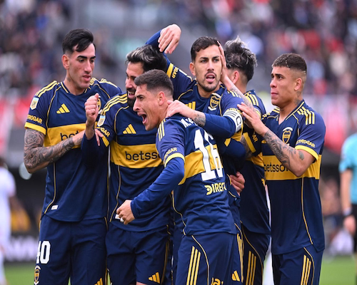 Abrazo grupal de los jugadores de Boca.