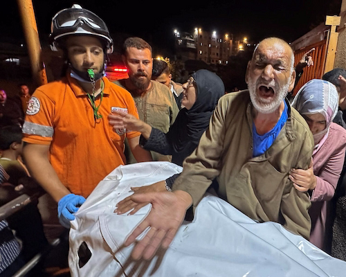 Personas en Gaza reaccionan con dolor mientras los equipos de emergencia trasladan cuerpos tras un ataque aéreo israelí.