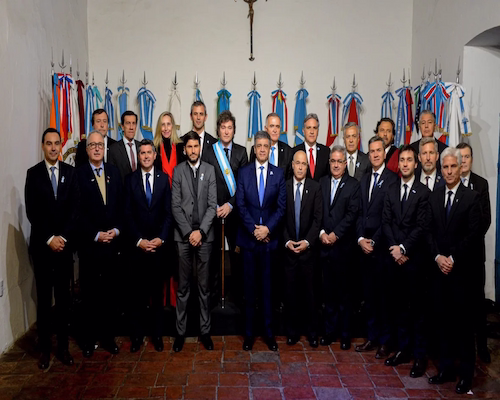 Milei posando junto a varios gobernadores en la Casa Rosada.