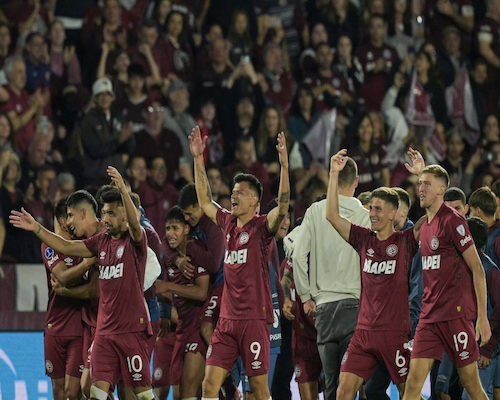 Jugadores de Lanús celebran la clasificación a la final de la Copa Sudamericana ante su público.