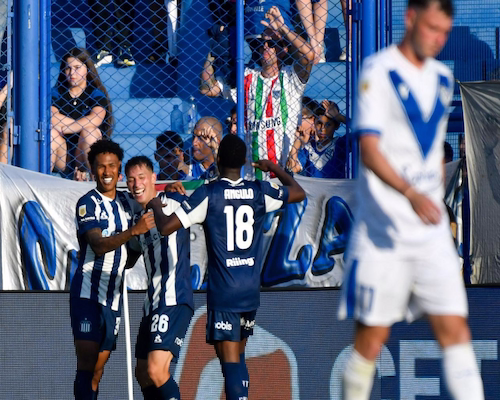 Los jugadores de la “T” celebran el gol de Mateo Cáceres que le dio la victoria en Liniers.