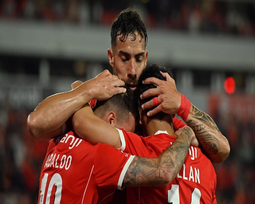 Ávalos se abraza con sus compañeros.