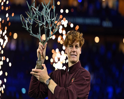 Jannik Sinner levanta el trofeo del Rolex Paris Masters tras consagrarse campeón.