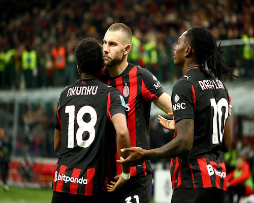 Strahinja Pavlovic celebra su gol con sus compañeros.