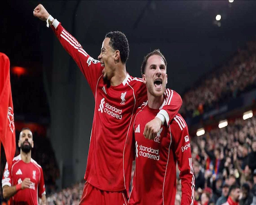 Alexis Mac Allister festeja su gol con Hugo Ekitike.