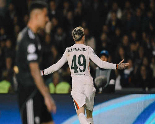 Garnacho celebra su gol con los brazos abiertos.