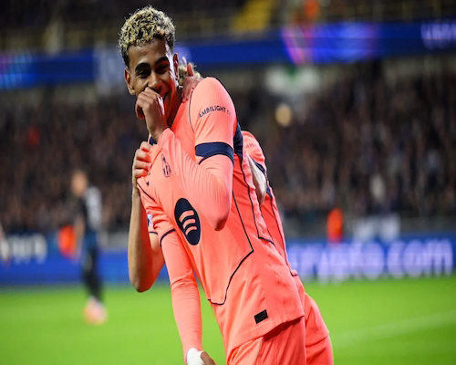 Lamine Yamal festeja su gol chupandose el dedo pulgar.