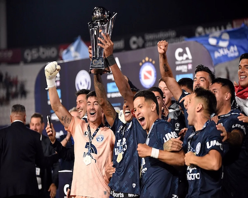 Sebastián Villa levanta la Copa Argentina junto a sus compañeros.