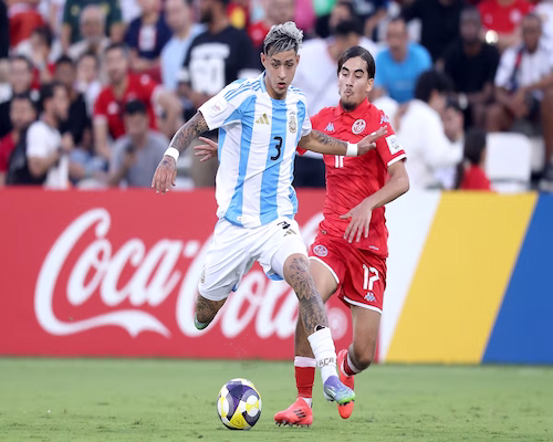 Simón Escobar disputa la pelota con un jugador de Túnez.