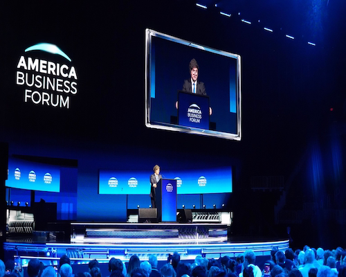 Javier Milei durante su discurso en el America Business Forum 2025.