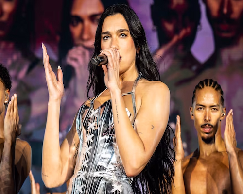 Dua Lipa canta en el estadio Monumental durante su show en Buenos Aires.