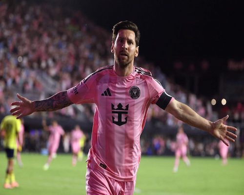 Leo Messi festeja su gol con los brazos extendidos.