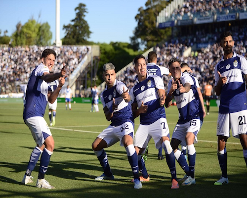 Los jugadores del Lobo celebrando un gol con el clásico festejo de la metralladora.