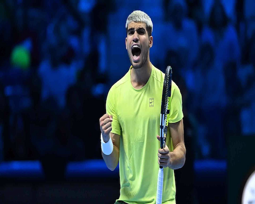 Carlos Alcaraz celebra un punto durante su victoria ante Taylor Fritz en las Nitto ATP Finals 2025 en Turín.