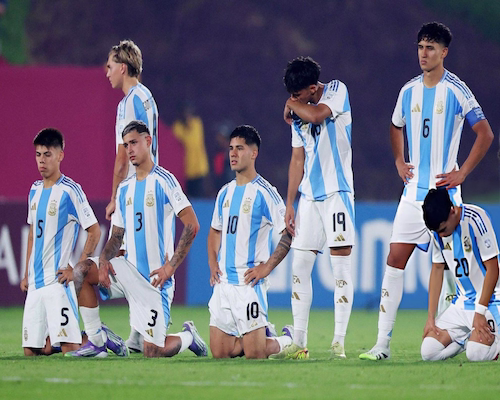 Jugadores de la selección argentina Sub-17 muestran frustración y desánimo tras la derrota por penales ante México.