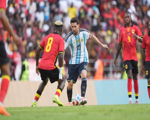 Lionel Messi avanza con la pelota frente a un rival de Angola durante el amistoso en Luanda.