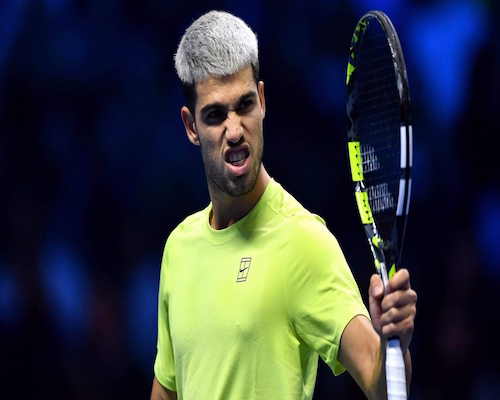 Carlos Alcaraz celebra tras ganar un punto clave ante Lorenzo Musetti en las Nitto ATP Finals de Turín.