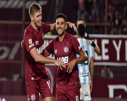 Eduardo “Toto” Salvio celebra uno de sus goles en la victoria de Lanús sobre Atlético Tucumán.