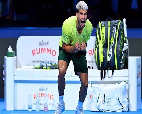 Carlos Alcaraz celebra eufórico durante las Nitto ATP Finals en Turín.